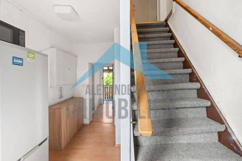 Flur & Treppe zum Dachgeschoss - 