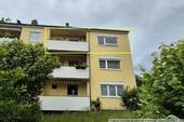 Wohnzimmer - Renovierungsbedürftige, leerstehende 3-Zimmer-Wohnung mit Aussichtsbalkon