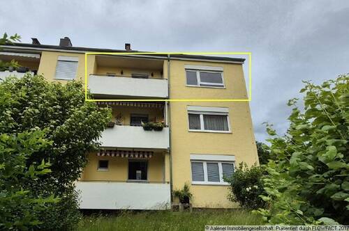 Wohnzimmer - Renovierungsbedürftige, leerstehende 3-Zimmer-Wohnung mit Aussichtsbalkon