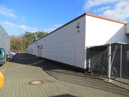Hallenzufahrt, Mitarbeiterstellplätze - Halle in Hövelhof zum Kaufen