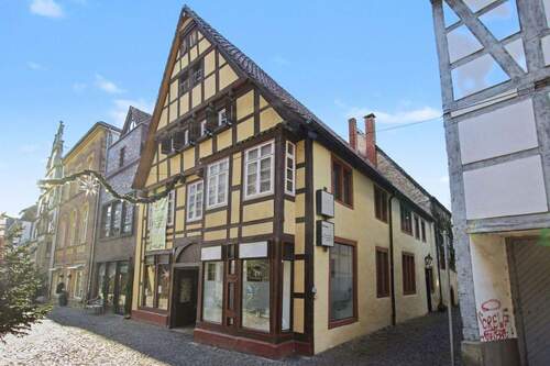 01 Haus - Wohn und Geschäftshaus in bester Innenstadtlage von Lemgo mit Balkon und 2 Stellplätzen