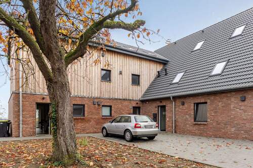 Außenansicht Eingang und Stellplatz - Zur Miete: Kompakt, modern, ruhig - Einraumwohnung für Singles & Pendler