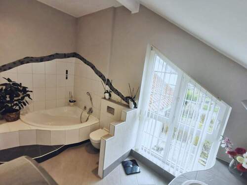 Badezimmer mit großer Eckbadewanne - 