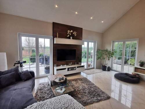 helles Wohnzimmer mit großen Fenstern - Einfamilienhaus mit 172,60 m&sup2; in Gilzem zum Kaufen