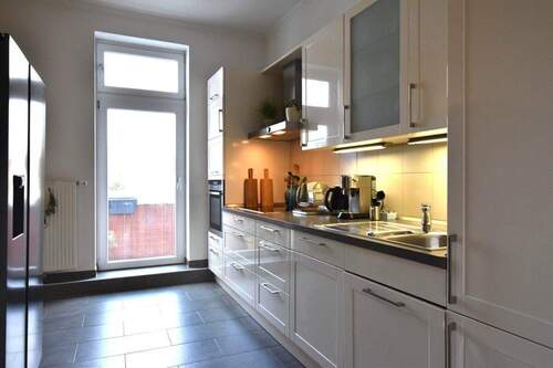 Küche mit Balkonzugang - 