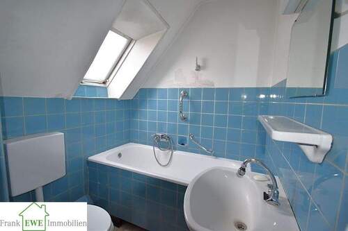 Bad 1. OG, Einfamilienhaus mit Garage zum Kauf in Düsseldorf Urdenbach, Frank Ewe Immobilienmakler Düsseldorf - 