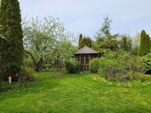 Grüner Garten mit Pavillon - 5 Zimmer Einfamilienhaus zum Kaufen in Meeder