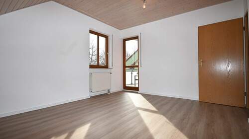 Heller Wohnraum - In neuem Glanz! Renovierte und großzügige 3-Zimmer-Wohnung mit 2 Stellplätzen in Neumarkt-Woffenbach