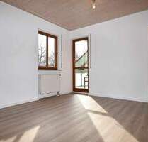 In neuem Glanz! Renovierte und großzügige 3-Zimmer-Wohnung mit 2 Stellplätzen in Neumarkt-Woffenbach