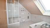 Modernisiertes Tageslichtbad mit Dusche... - 