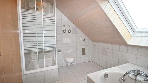 Modernisiertes Tageslichtbad mit Dusche... - 