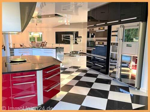 Bild 1 - Stilvolles 241 qm Einfamilienhaus mit Luxusausstattung und großer 100 qm Garage für Autoenthusiasten