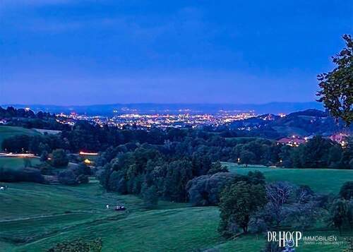 Blaue Stunde_Blick nach Freiburg.jpg - Am Landschaftsschutzgebiet - Baugrund 525qm inkl. Holzhaus a. W. mit Infinity View + 4 Mo. Bauzeit + Angebot anbei