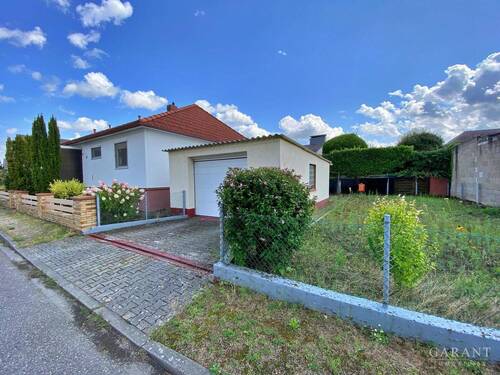 Garage - Schönes freistehendes Haus mit großem Garten