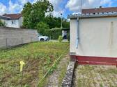 Grosser Garten vorne, neben Garage - 