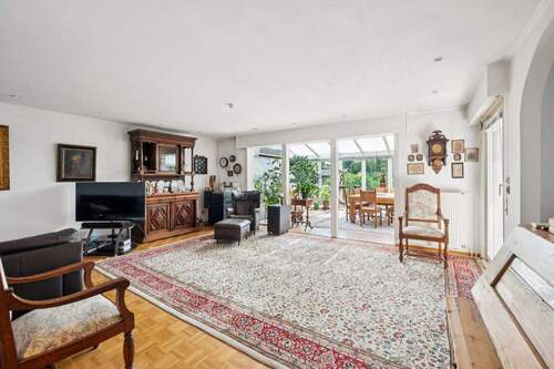 Wohnzimmer - 9 Zimmer Einfamilienhaus zum Kaufen in Berlin