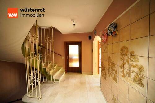 Treppenhaus-Diele - 6 Zimmer Doppelhaushälfte zum Kaufen in München