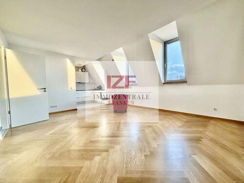 Wohnzimmer mit offener Küche - 4 Zimmer Etagenwohnung zur Miete in Nürnberg