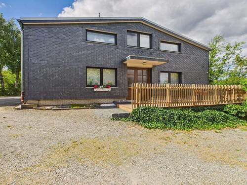 Außenansicht: Eingangsseite und Terrasse - Wohnen, wo andere Urlaub machen - Eigentumswohnung mit Terrasse in Willingen.