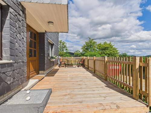 Terrasse und Eingang - 3 Zimmer Terrassenwohnung zum Kaufen in Willingen