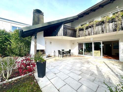 Hausansicht - Platz ist Luxus! Großzügiges Familienrefugium in bester Anbindung und attraktiver Lage Grünwald