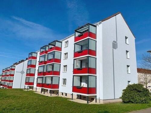 Hausansicht - Sanierte 3-Zimmer-Wohnung mit Erstbezug!