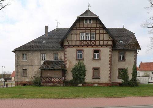 Hausansicht - Historisches Herrenhaus – Charme trifft auf enormes Entwicklungspotenzial