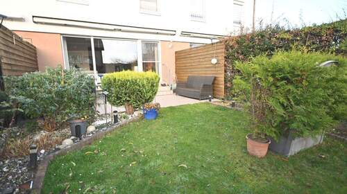 ...mit gemütlicher Terrasse - 