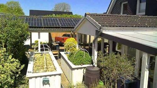 Blick auf Küche mit Hochbeeten - 