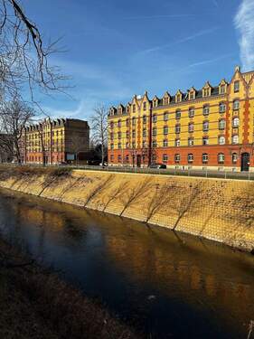 Blick zum Wohnhaus über die Weisseritz - 2 Zimmer Etagenwohnung zur Miete in Dresden