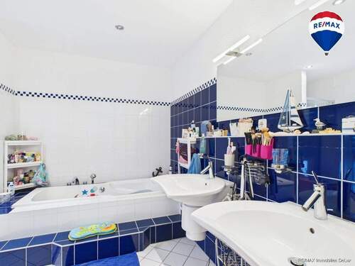 RE/MAX Immobilien DeLux Einfamilienhaus Mettlach-Weiten Badezimmer OG - 
