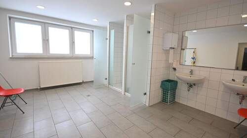 Teilweise mit Duschen - 