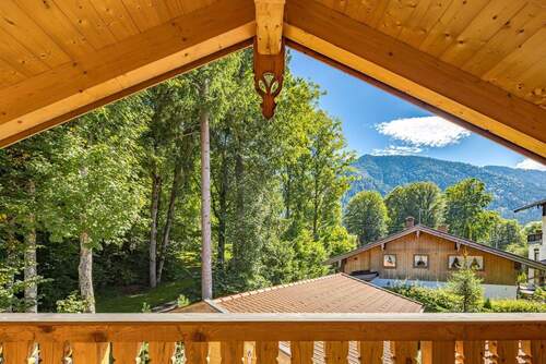 Blick in den Wald und auf die Berge - 