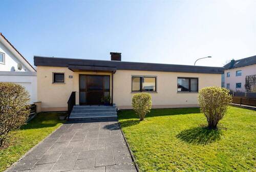 Hausansicht mit Vorgarten und Eingangsbereich - 4 Zimmer Einfamilienhaus zum Kaufen in Obertraubling