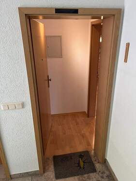 Haustür / Treppenhaus - 3 Zimmer Mehrfamilienhaus, Wohnhaus zum Kaufen in Neumarkt