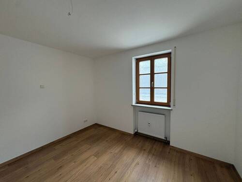 Schlafzimmer mit Blick zum Fenster - 