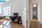 Arbeitsplatz - Blick in den Flur - 