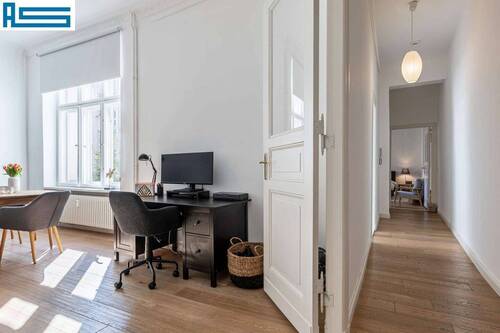 Arbeitsplatz - Blick in den Flur - 
