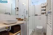 Duschbad mit Glastrennwand und Oberlicht - 
