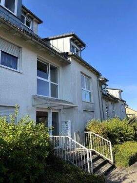Vorderansicht - 3 ZW Maisonettewohnung in Schwaig