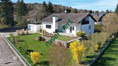 RESERVIERT - Gepflegter Bungalow mit herrlichem Garten und Doppelgarage in bevorzugter Lage von Breitenbrunn