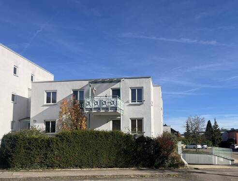 Hausansicht - Wohnen, wie Sie es sich wünschen - 3,5 Zimmer mit Balkon & Gartenanteil