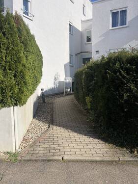 Weg zum Hauseingang - Etagenwohnung mit 76,20 m² in Schönaich zum Kaufen