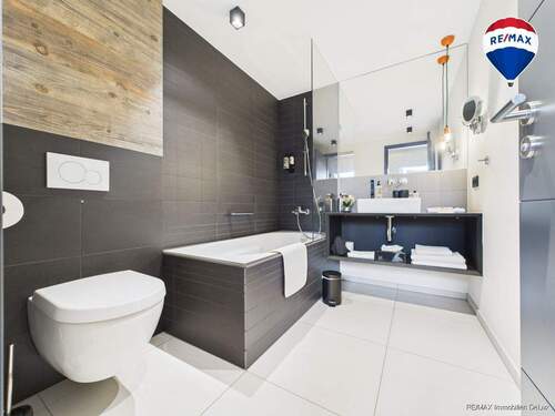 REMAX Immobilien DeLux Hotel Badezimmer Wallerfangen Mark Borowicz - 