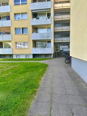 Außenansicht (Eingangsbereich) - 4 Zimmer Etagenwohnung in Rosdorf