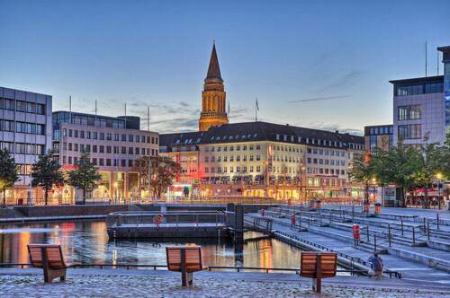 Die Landeshauptstadt Kiel ist nicht weit entfernt - 