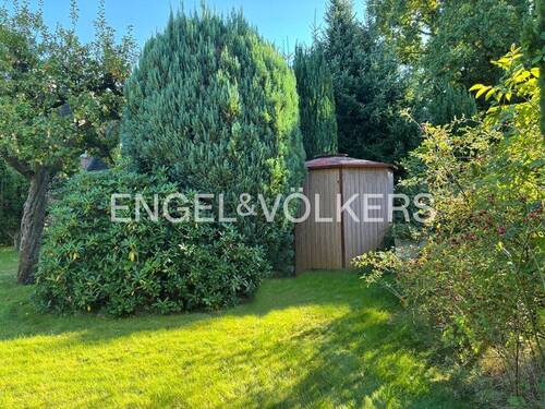 Ein kleiner versteckter Schuppen und auch ein Bereich für Gartenabfälle am Ende des Gartens. - 