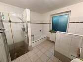 Vollbad mit separater Dusche - 