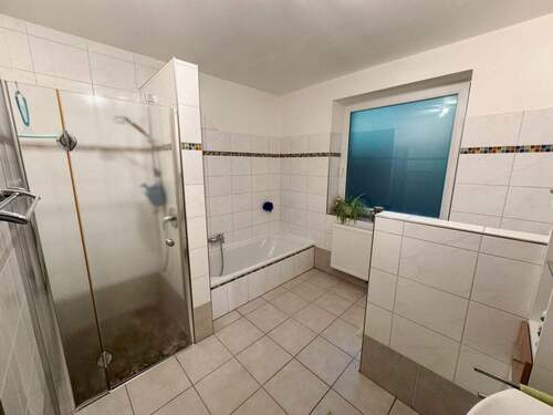Vollbad mit separater Dusche - 