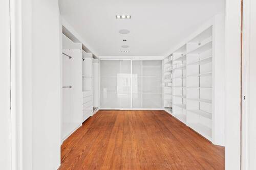 Mittleres Zimmer im Erdgeschoss.. Die hinteres Wand kann zur Küche geöffnet werden - 